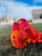 Load image into Gallery viewer, Colombian wayuu mochila bag ( small)
