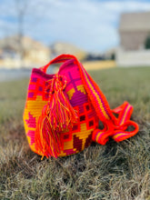 Load image into Gallery viewer, Colombian wayuu mochila bag ( small)
