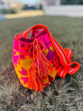 Load image into Gallery viewer, Colombian wayuu mochila bag ( small)
